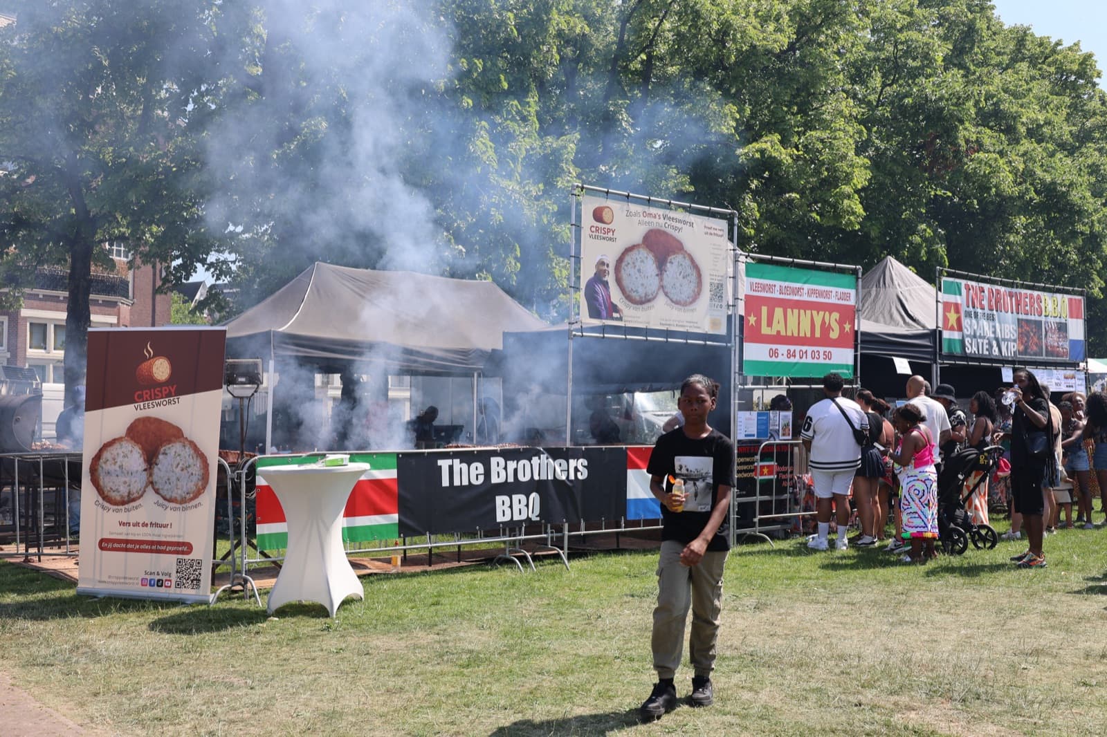 Onze Crispy Vleesworst-banners op het festivalterrein, tussen de kramen en de BBQ
