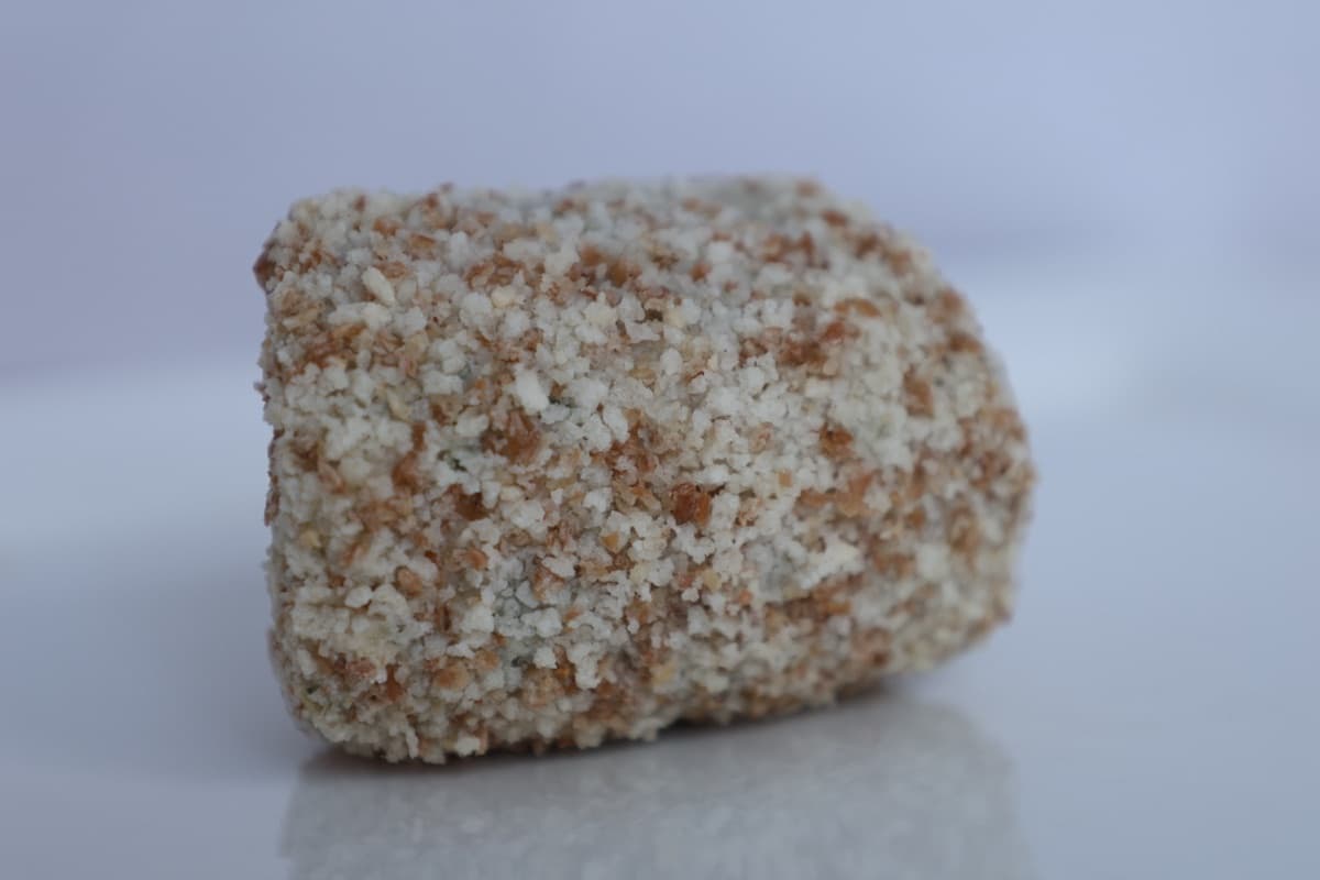 De knapperige korst van de crispy vleesworst van dichtbij