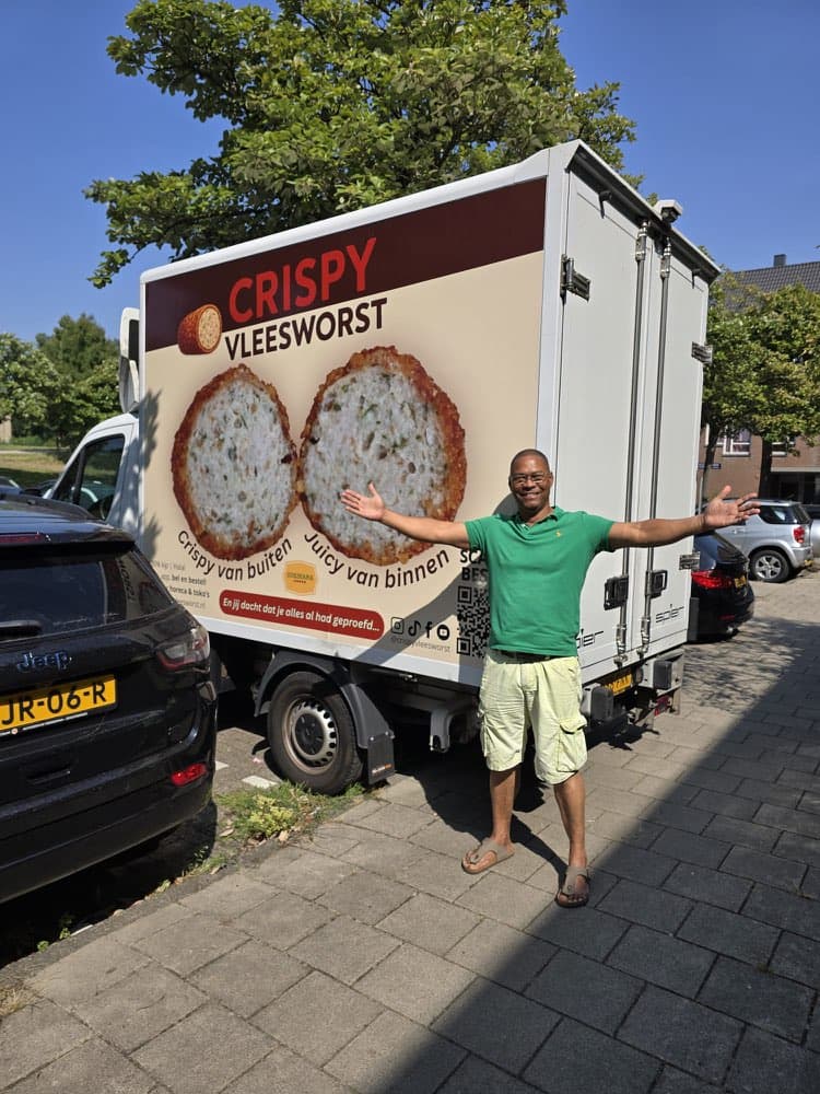 De gebrande Crispy Vleesworst bezorgwagen