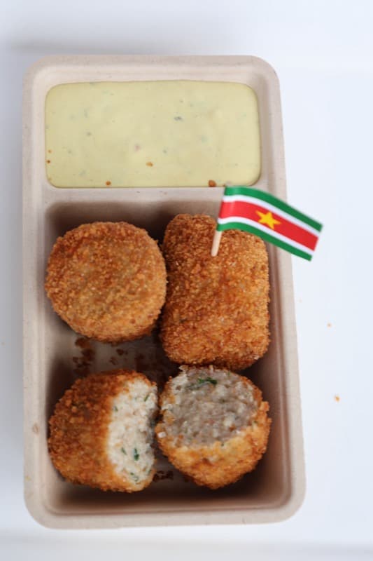 Crispy vleesworst vakkundig opgemaakt en gepresenteerd op een bord